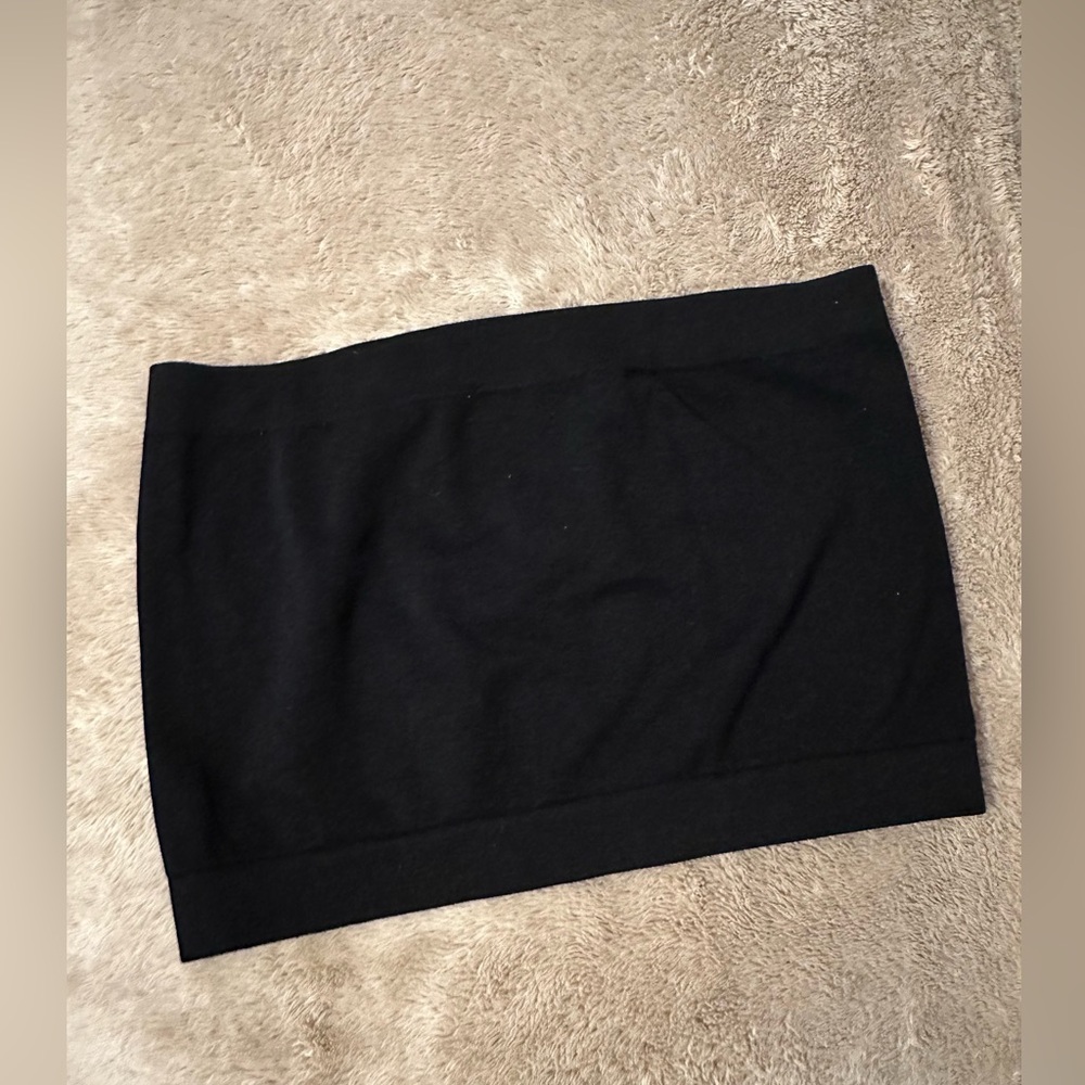 Black bandeau. New without tags. One size.